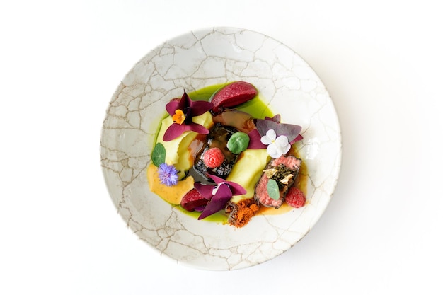 Kolorowe danie na talerzu