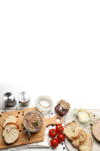 Stół z różnorodnymi potrawami